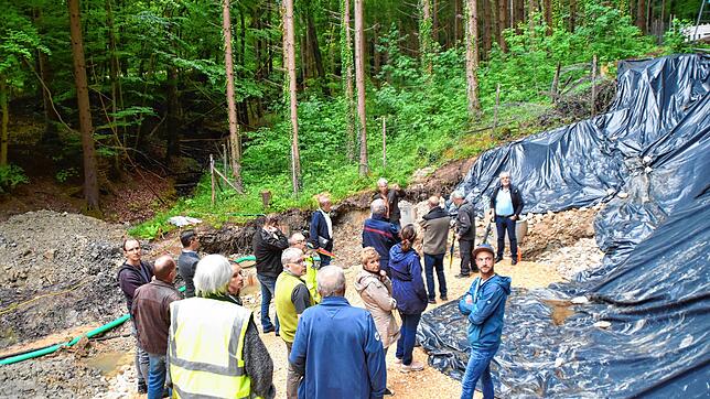 Bürger nutzen die Chance, sich bei einem Vor-Ort-Termin auf der Baustelle über die Modernisierung der Wasserentnahme aus den ...