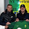 Neue Trainer: Justin Petretta (links) und Michael Quaß (rechts) von der sportlichen Leitung des SV Herten begrüßen den neuen Cheftrainer ...