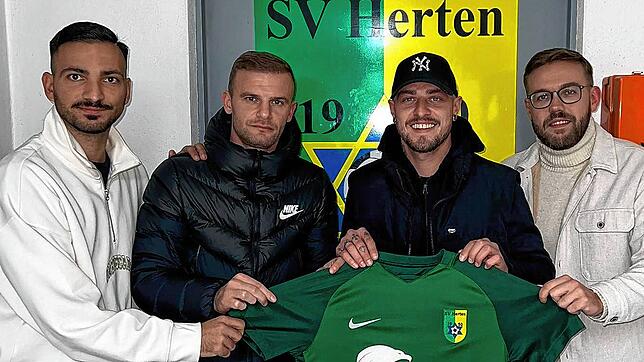 Neue Trainer: Justin Petretta (links) und Michael Quaß (rechts) von der sportlichen Leitung des SV Herten begrüßen den neuen Cheftrainer ...