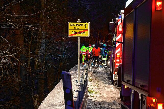 In den Abendstunden wurde mit der Bergung des Kleintransporters aus dem unwegsamen und schwer zugänglichen Gelände begonnen.