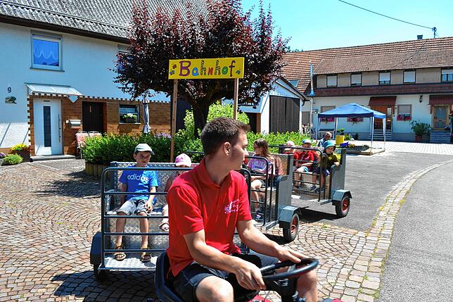 Stark beansprucht war das Zügle des Musikvereins,das die kleinen Gäste durch die Straßen und Landschaft anlässlich des Gassenfestes führte.