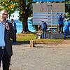 Während Bürgermeister Volker Frede die Gäste zum Spatenstich für das Projekt &bdquo;Auf zum neuen Ufer&ldquo; begrüßt, wird im ...