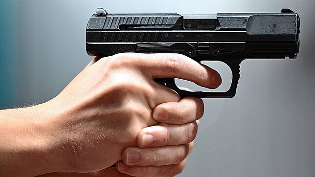 Ein 70-jähriger Mann hat Anfang Februar 2025 seine 33-jährige Partnerin in Pratteln (CH) erschossen. Die abgebildete Pistole ist nicht ...