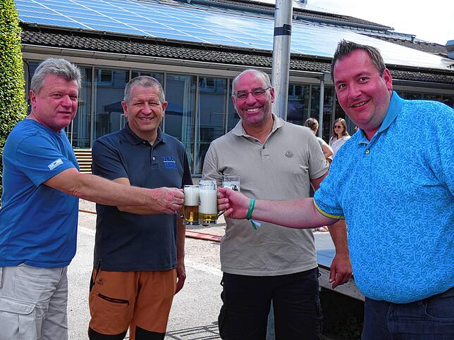 Nach dem Fassanstich genossen die ersten Besucher gemeinsam mit Bürgermeister Fabian Prause (rechts) ein kühles Bier.