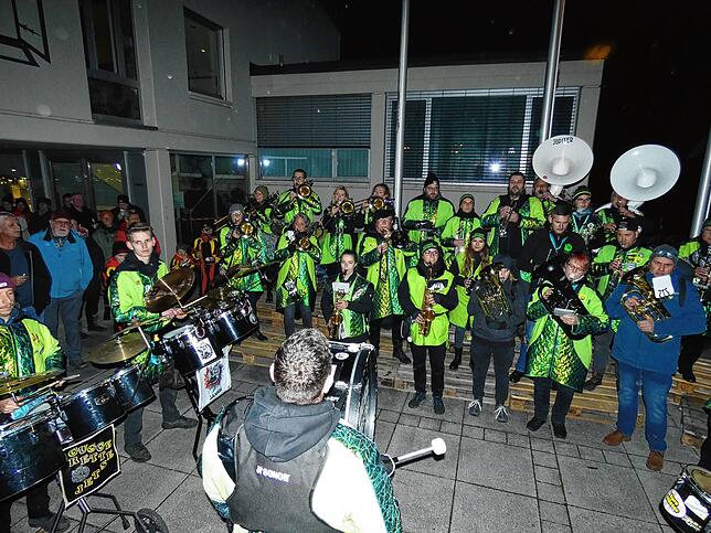 Bild 27: Der Narrenverein feiert mit der Bevölkerung den Beginn der Fasnacht auf dem Rathausplatz
