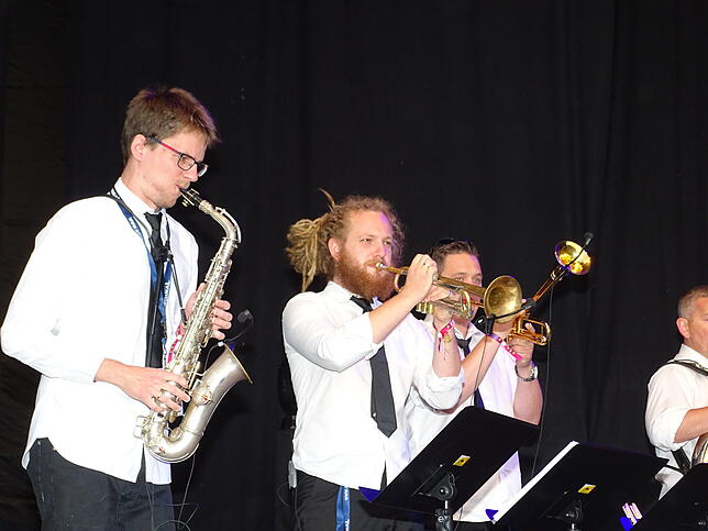 Aus Polen angereist ist die "Dizzy Boys Brass Band", deren Trompeter Kacper Grzanki (zweiter von links) hat noch nie ein solch ...