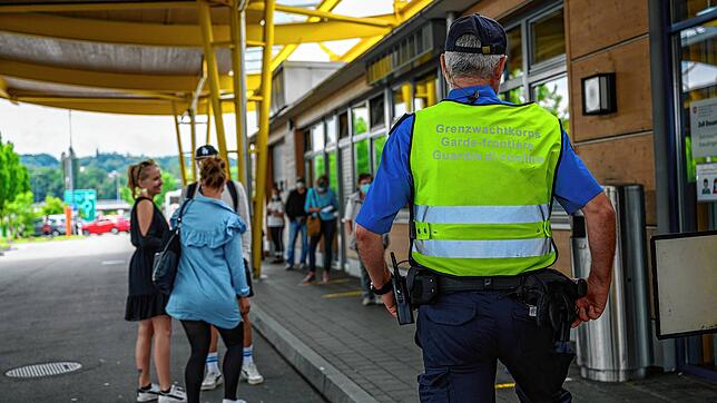 Strengere Kontrollen bei der Einreise in die Schweiz &ndash; hier ein Bild vom Juni 2020 am Autobahnzoll zwischen Konstanz und ...