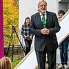 Schulleiter Dieter Toder bei der Enthüllung der ersten Stele, die Startpunkt für den Campuspfad ist.