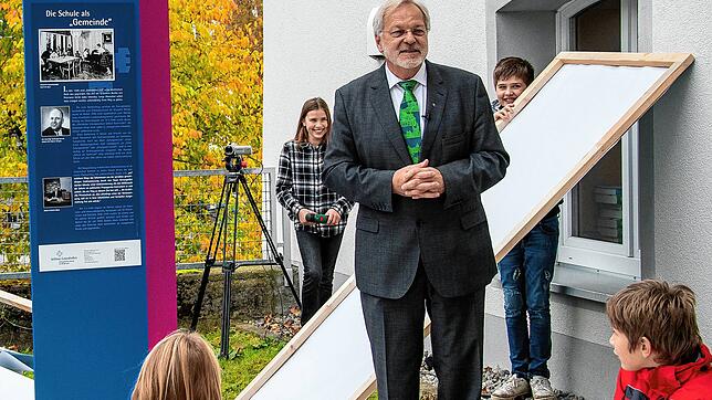 Schulleiter Dieter Toder bei der Enthüllung der ersten Stele, die Startpunkt für den Campuspfad ist.