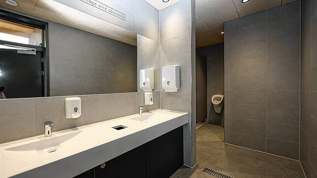Helles, freundliches Ambiente herrscht in der neuen öffentlichen Toilette am Seeufer. Doch das hat stolze 560.000 Euro gekostet.