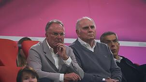 Karl-Heinz Rummenigge (l) und Uli Hoeneß auf der Tribüne der Allianz Arena. (Archivbild)