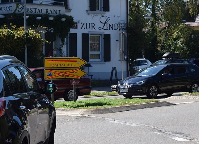 Das Schild am Linde-Kreisel zeigt, welche Fahrtrichtungen momentan nicht normal fahrbar sind.