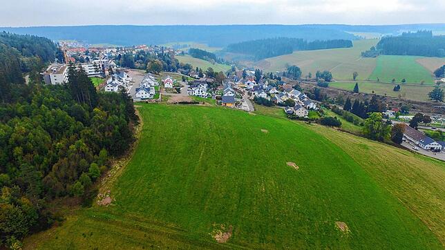 Die Arbeiten für das Neubaugebiet Glashöfe werden in Kürze beginnen. Hier entstehen 50 Wohneinheiten in Einfamilien, Doppel und ...