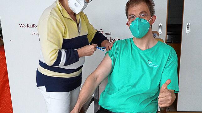 SÜDKURIER-Mitarbeiter Uli Zeller war einer der ersten des Landkreises Konstanz, der die Impfung gegen das Corona-Virus erhalten hat. Und ...