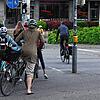 Radler bei einer Überquerung der Straße am Zähringerplatz &ndash; vorschriftsmäßig bei Grün.