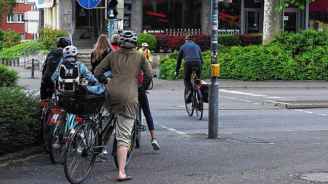 Radler bei einer Überquerung der Straße am Zähringerplatz &ndash; vorschriftsmäßig bei Grün.