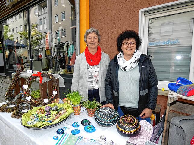 Die beiden Schwestern Reinhilde und Marlene aus Pfullendorf haben spontan beschlossen, am Verkaufssonntag selbstgemachte Tür- und ...