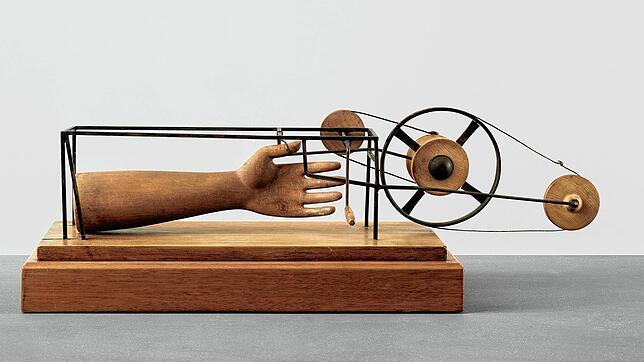 Eine im Rad gefangene Hand: Alberto Giacomettis &bdquo;Main prise&ldquo;, 1932. Holz und Metall, 20 x 59,5 x 27 Zentimeter.