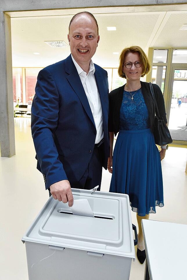 Amtsinhaber Michael Kollmeier wählt zusammen mit Frau Barbara am frühen Morgen gleich nach Öffnung des Wahllokals in der ...