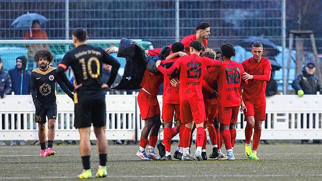 Jubel in Rot, Tristesse in Schwarz: Die Spieler des ESV Südstern Singen feiern ihren Auswärtssieg.