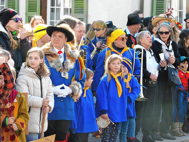 Bild 1: Fasnet-Sunntig-Umzug 2025 in Hilzingen: Farbenfrohes Treiben