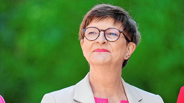 Saskia Esken, SPD-Vorsitzende, lächelt bei der Vorstellung der SPD-Ministerinnen und -minister.