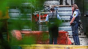 Einsatzkräfte der Polizei stehen auf der Hochbrücken-Baustelle. Beim Absturz einer Gondel sind drei Arbeiter ums Leben gekommen.