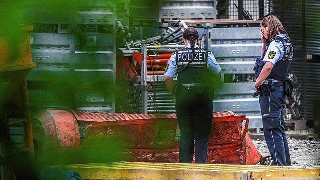 Einsatzkräfte der Polizei stehen auf der Hochbrücken-Baustelle. Beim Absturz einer Gondel sind drei Arbeiter ums Leben gekommen.