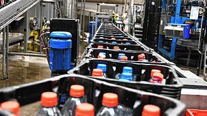 Wie kommt das Wasser in die Flasche? PET-Flaschen im Umlauf in der Abfüllanlage des Bad Dürrheimer Mineralbrunnens.