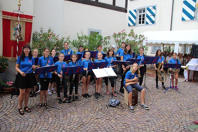 Beim Klosterfest im Kloster Marienburg Ofteringen gaben die Jungmusiker vom Jugendorchester JOW Wutöschingen ein Konzert im Klosterhof ...