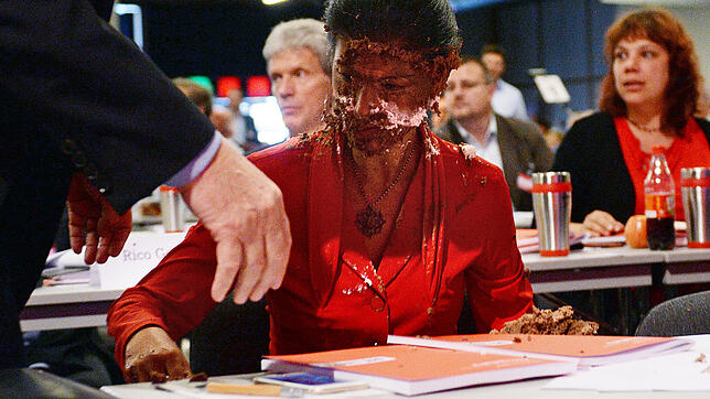 Links gegen Links: Im Mai 2016 wurde die damalige Fraktionschefin der Partei Die Linke, Sahra Wagenknecht, beim Parteitag mit Torte ...