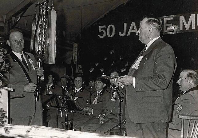 Zu Ehren des 50. Jubiläums der Musikkapelle Fürstenberg 1971 überreichte Bürgermeister Fritz Mayer dem Vorsitzenden Josef Straub III ...
