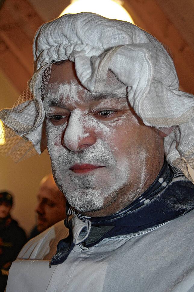 Der Todtmooser Bürgermeister Marcel Schneider bekam beim Rathaussturm eine weiße Mütze verpasst und mußte traditionell ins Mehl blasen. ...