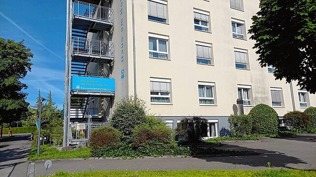 Die Räume der Sozialstation der Diakonischen Dienste im Souterrain des Pflegheim Haus am Hohentwiel (links) in der Anton-Bruckner-Straße ...
