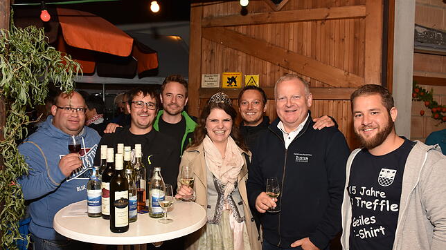 Trotz Regenwetters feiern die Stettener 2018 ihr Weinfest auf dem Goisbichl, inklusive Weinprinzessin. Auch die Ergenzinger sind wieder ...
