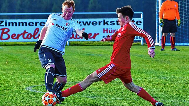 Abstiegssorgen: Sowohl Michael Selb (links) mit dem FC Schlüchttal als auch Gegenspieler Manuel Schildknecht mit dem FC RW Weilheim ...