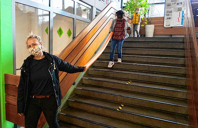 Maskentragen und Abstand halten: Die Hygieneregeln in den Schulen, hier im Bild die Merianschule, sind streng.
