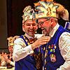 Große Freude bei den Zunftvorderen. Nach der einstimmigen Wiederwahl von Vizezunftmeister Alexander Brüderle (rechts) gratuliert ihm ...