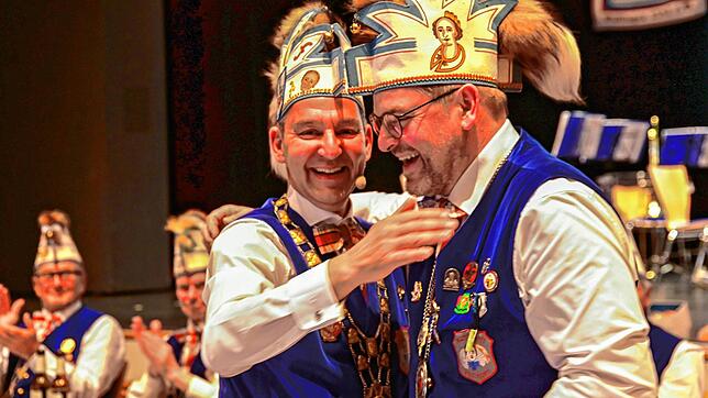 Große Freude bei den Zunftvorderen. Nach der einstimmigen Wiederwahl von Vizezunftmeister Alexander Brüderle (rechts) gratuliert ihm ...