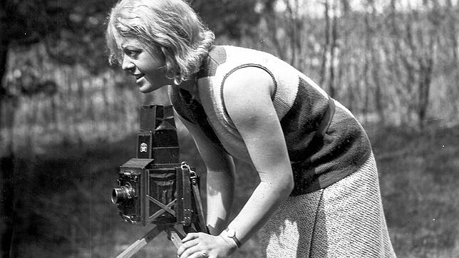 Lotte Eckener, Berlin in den Jahren 1928/29: Vermutlich handelt es sich bei der Kamera um eine Zeiss-Ikon Miroflex, 9x12 Zentimeter.