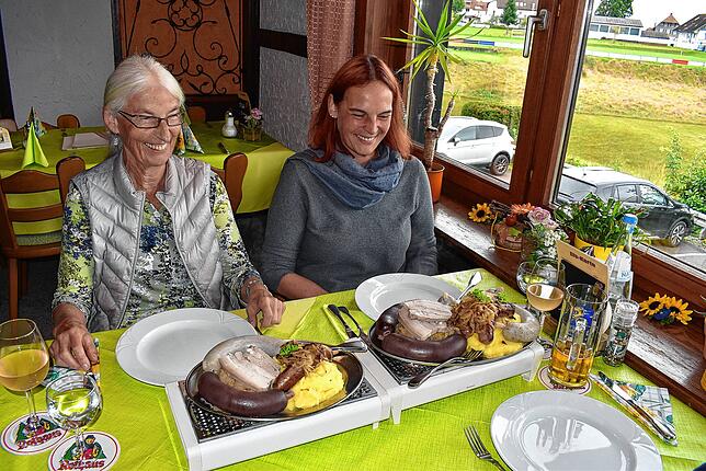 Frisch auf den Tisch: Gäste in der Waldesruh genießen die Schlachtplatte aus eigener Herstellung der Wirte.