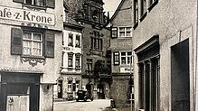 Die historische Ansichtskarte zeigt das Gebäude mit einem – vermutlich – Wirtshausschild, auf dem die Heiligen Drei Könige zu sehen sind.