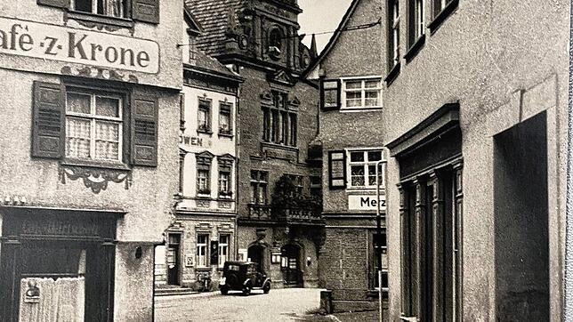 Die historische Ansichtskarte zeigt das Gebäude mit einem – vermutlich – Wirtshausschild, auf dem die Heiligen Drei Könige zu sehen sind.