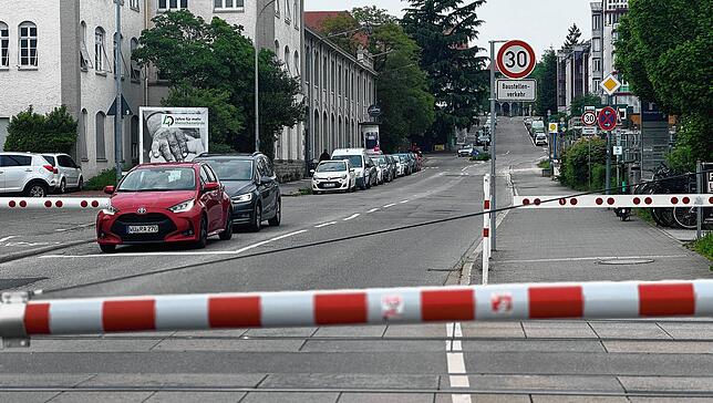 Auch am Bahnübergang beim Haltepunkt Petershausen wurde ein Schild angebracht.