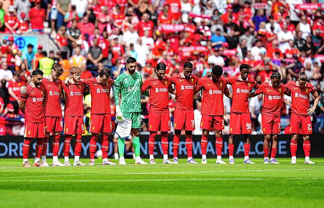 Die Spieler des FC Liverpool legen vor dem Freundschaftsspiel im Deepdale-Stadion in Preston eine Schweigeminute zum Gedenken an den ...