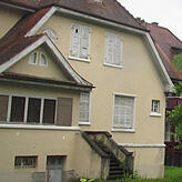 Geschlossene Fensterläden, teils durch Holzplatten gesichert: So kennen viele Konstanzer das Anwesen von außen.