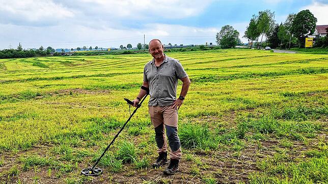 Metallsondengänger Joachim Jakob unterstützt den Denkmalschutz und begeht auf Zuweisung vorgegebene Flächen wie hier das in Planung ...