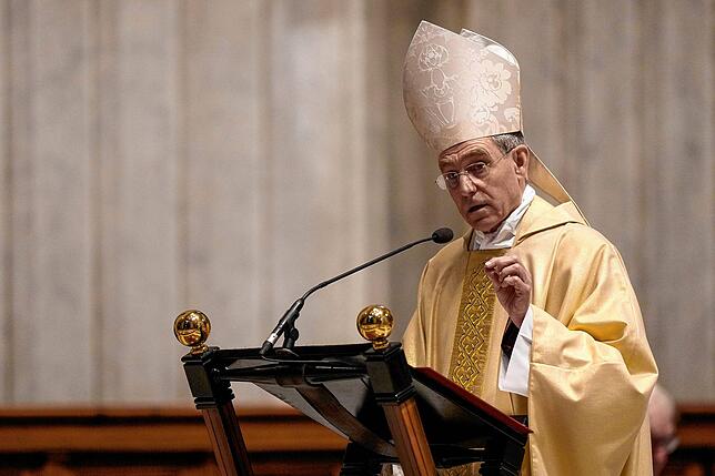 Der Sekretär des ehemaligen Papstes Benedikt XVI., Erzbischof Georg Gänswein, hält am 31.12.2023 eine Messe zum einjährigen Todestag von ...