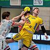 Ein Handballer muss Schmerz ertragen können. Der Konstanzer Jonas Hadlich wird hier von zwei Ferndorfern in die Mangel genommen. Daniel ...