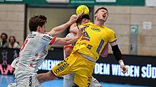 Ein Handballer muss Schmerz ertragen können. Der Konstanzer Jonas Hadlich wird hier von zwei Ferndorfern in die Mangel genommen. Daniel ...
